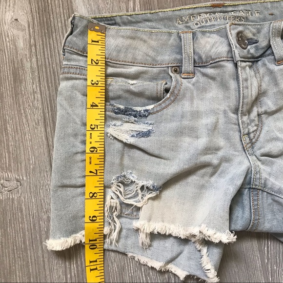 5/$20 SALE ✨ AEO Distressed Midi Stretch Light Wash Denim Jean Short - Picture 6 of 10